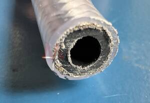 Nitrile Rubber Extruded Tube with Galvanised Steel Braid and PVC Sheath